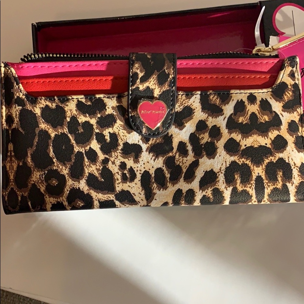 🔥FLASH SALE🔥Betsey Johnson Wallet in Leopard. - Picture 2 of 7